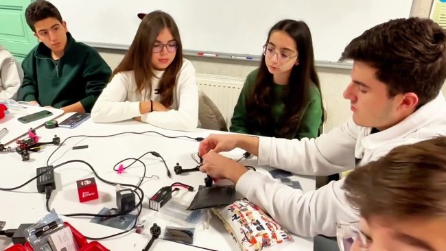 Saint-Joseph Fransız Lisesi 4. FPV Drone Yarış Takımı ”Les Helices” Eğitimlerini Başarı ile Tamamladı